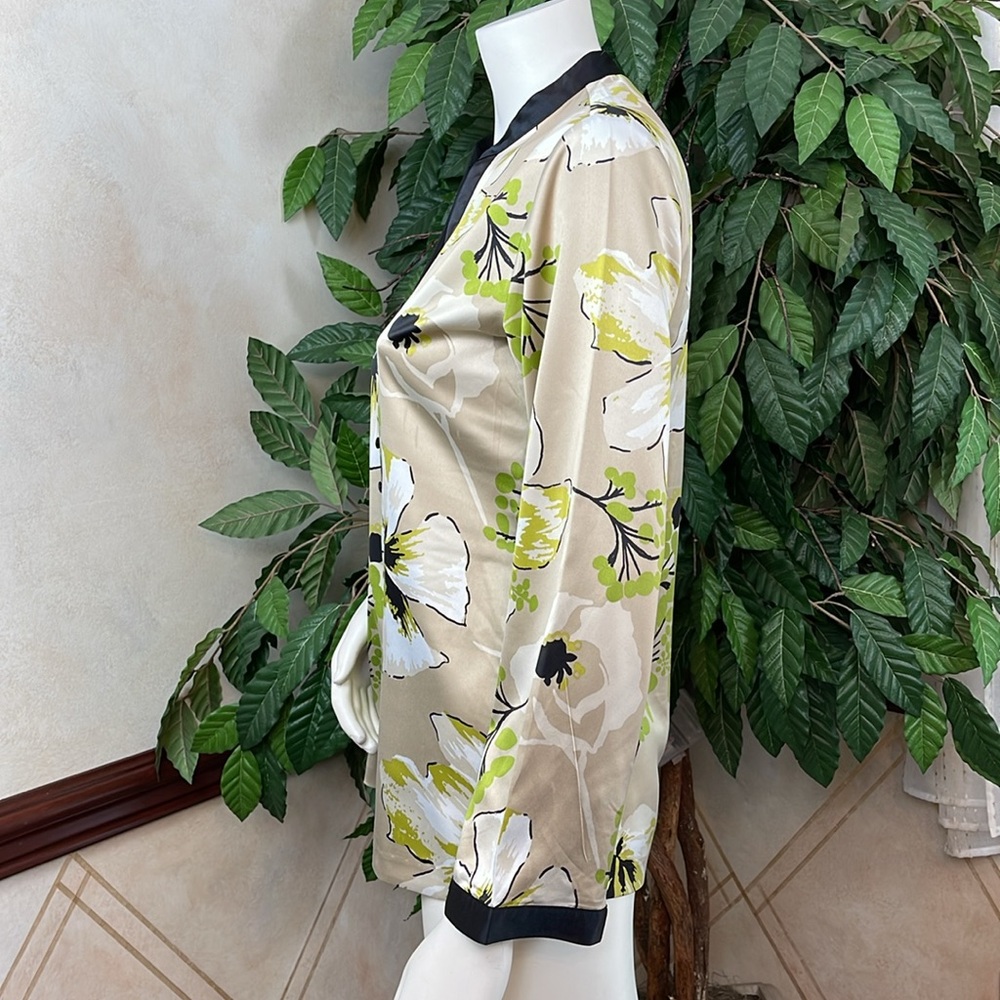 CHICO’S FLORAL BUTTON DETAIL TOP - Picture 4 of 9